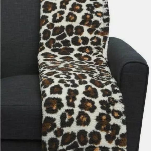 Rachel Zoe Leopard Sherpa Soft Fleece Throw - Picture 2 of 4